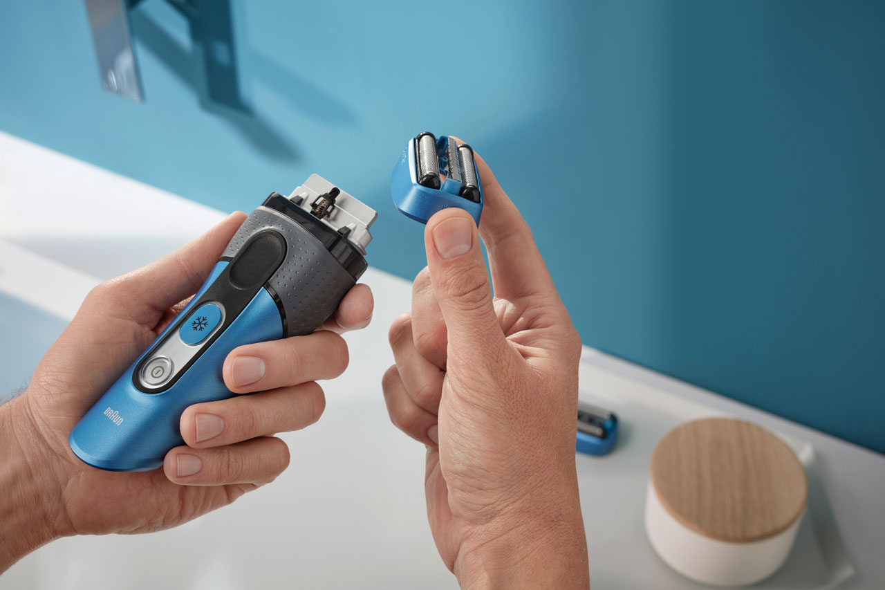 Man changing the shaver head