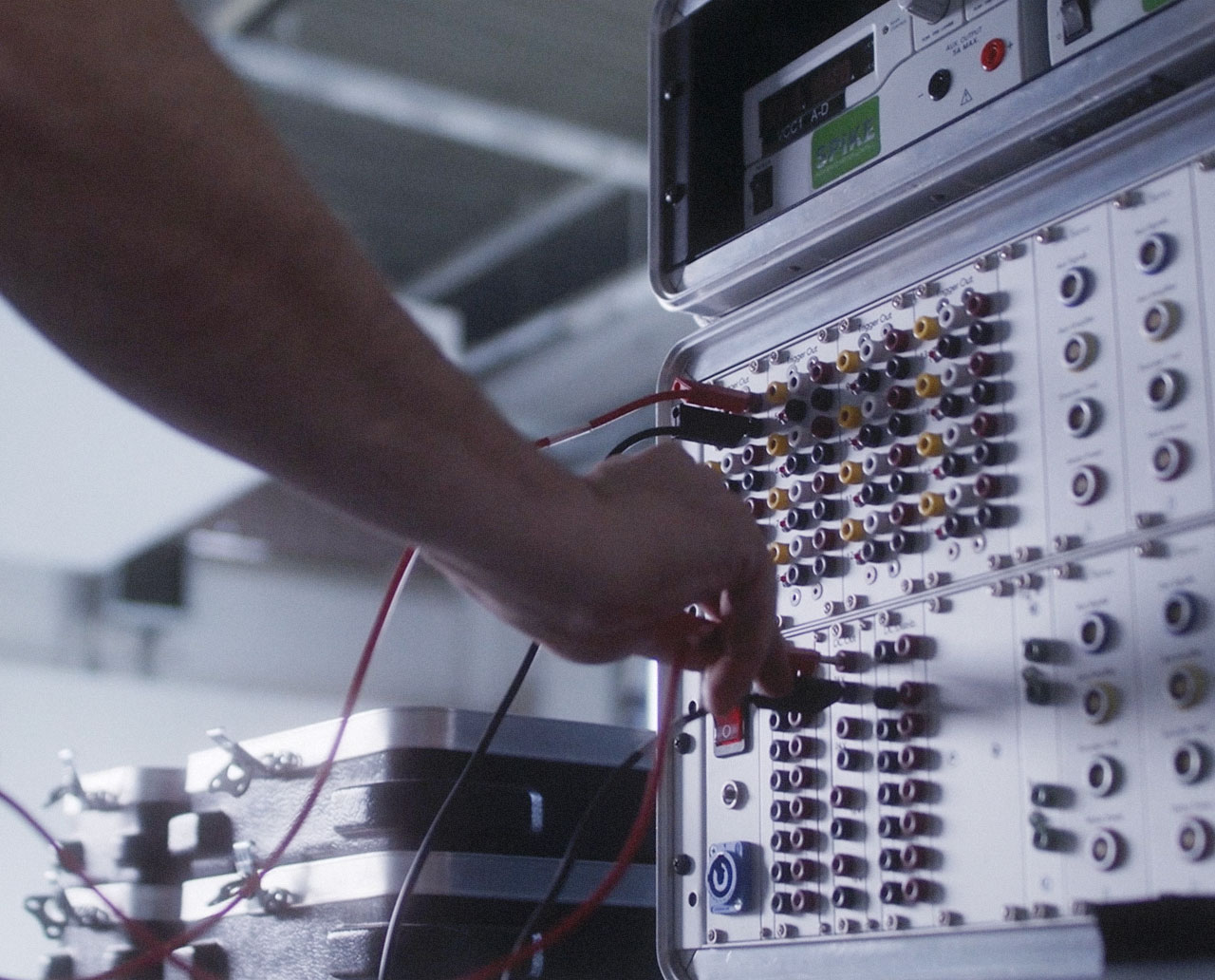 Attaching peripherals to the SPIKE I/O box