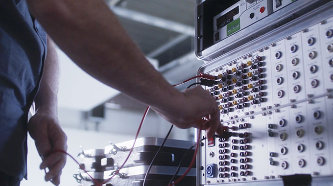 Attaching peripherals to the SPIKE I/O box